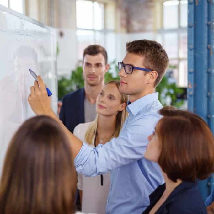 mitarbeiter arbeiten zusammen an einem projekt